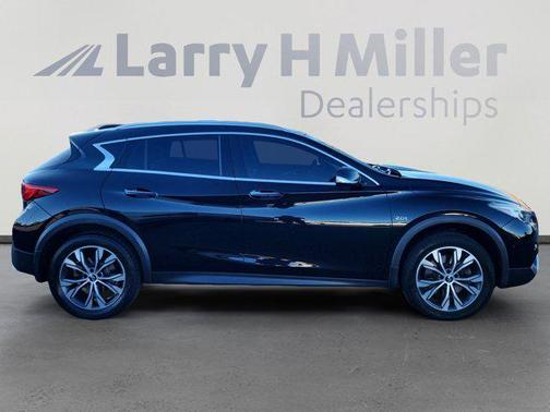 2017 INFINITI QX30 Premium