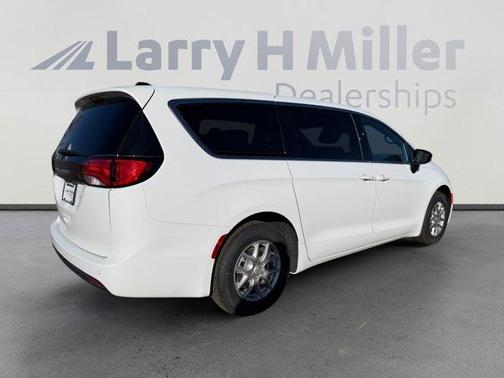 2026 Chrysler Voyager LX