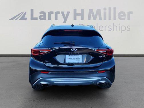 2017 INFINITI QX30 Premium