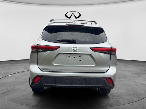 Celestial Silver Metallic 2022 Toyota Highlander XLE