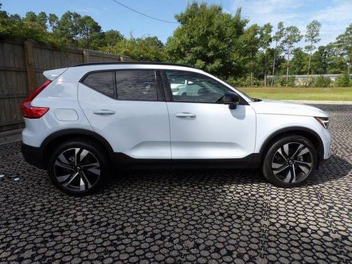 2024 Volvo XC40 B5 Plus Dark Theme