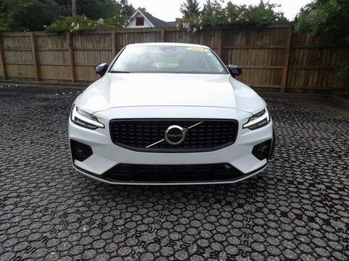 2024 Volvo S60 B5 Core Dark Theme