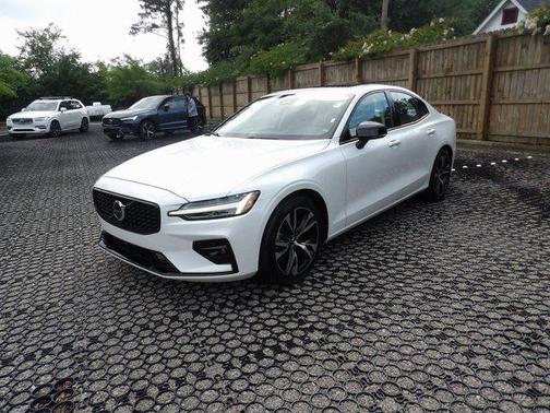 2024 Volvo S60 B5 Core Dark Theme
