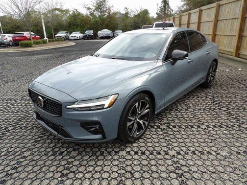 2024 Volvo S60 B5 Plus Dark Theme