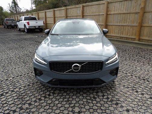 2024 Volvo S60 B5 Plus Dark Theme