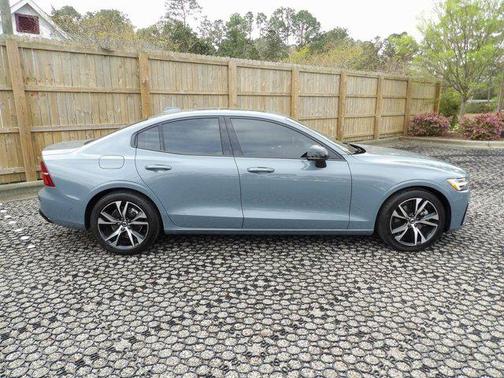 2024 Volvo S60 B5 Plus Dark Theme