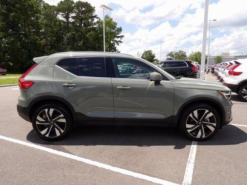 2024 Volvo XC40 B5 Plus Bright Theme