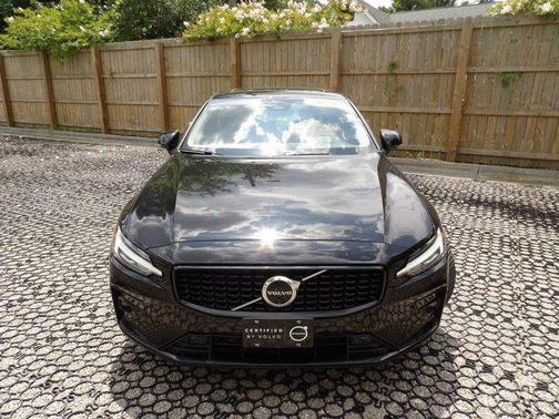 2024 Volvo S60 B5 Plus Dark Theme