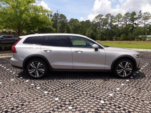 2024 Volvo V60 Cross Country B5 Plus