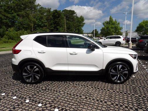 2024 Volvo XC40 B5 Plus Dark Theme