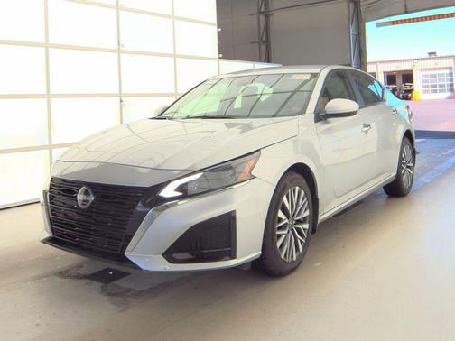 Brilliant Silver Metallic 2023 Nissan Altima 2.5 SV