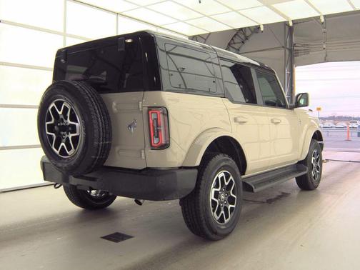 DESERT SAND 2025 Ford Bronco Outer Banks