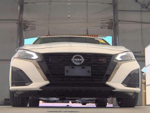 Pearl White Tricoat 2023 Nissan Altima SR FWD