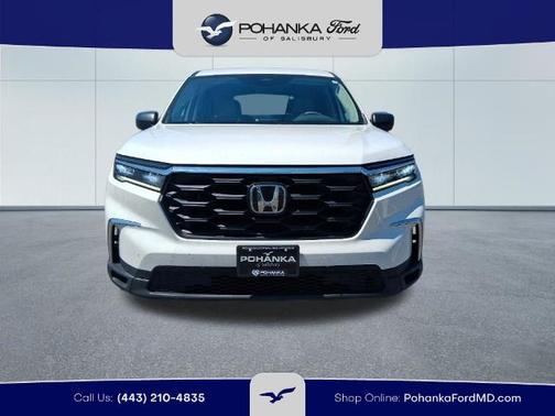 White 2023 Honda Pilot LX