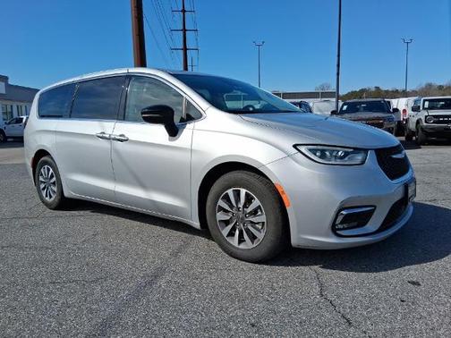 2024 Chrysler Pacifica SELECT