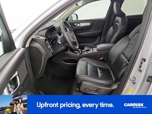 2022 Volvo XC40 T5 Momentum