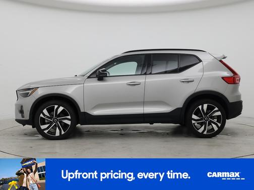 2023 Volvo XC40 B5 Plus Dark Theme