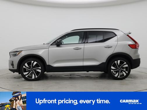 2023 Volvo XC40 B5 Plus Dark Theme