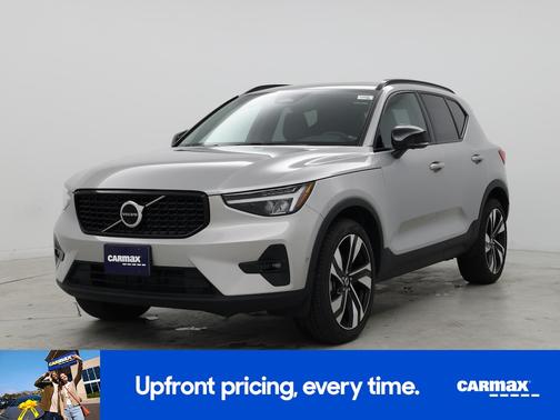2023 Volvo XC40 B5 Plus Dark Theme