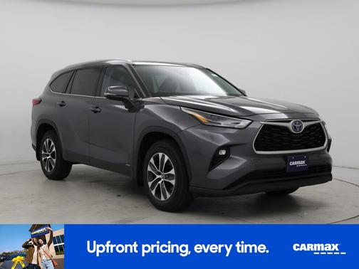 Gray 2022 Toyota Highlander Hybrid XLE