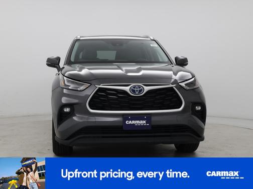 Gray 2022 Toyota Highlander Hybrid XLE