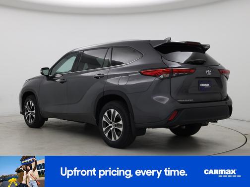 Gray 2022 Toyota Highlander Hybrid XLE