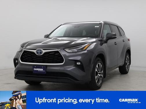 Gray 2022 Toyota Highlander Hybrid XLE