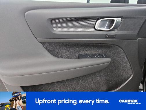 2023 Volvo XC40 B5 Plus Dark Theme