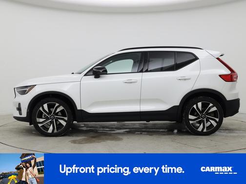 2023 Volvo XC40 B5 Plus Dark Theme
