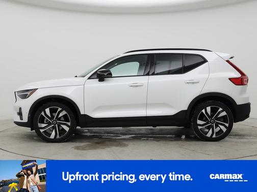 2023 Volvo XC40 B5 Plus Dark Theme
