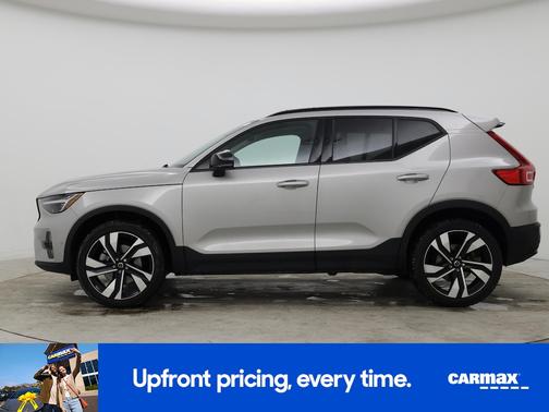 2023 Volvo XC40 B5 Ultimate Dark Theme