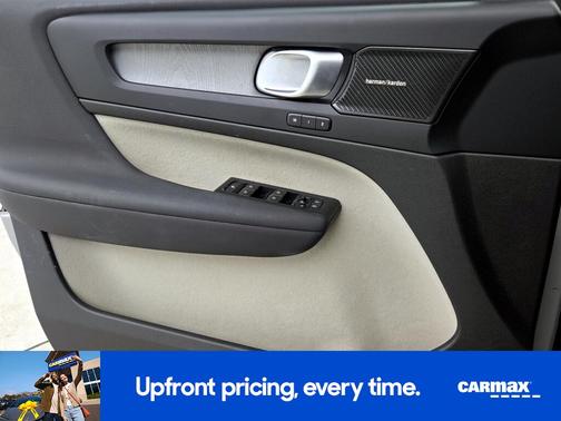 2023 Volvo XC40 B5 Plus Dark Theme