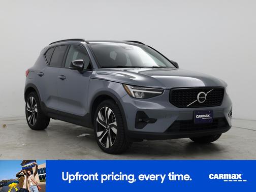 2023 Volvo XC40 B5 Plus Dark Theme
