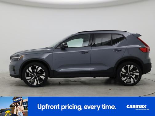 2023 Volvo XC40 B5 Plus Dark Theme