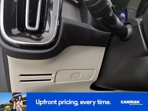 2023 Volvo XC40 B5 Plus Dark Theme