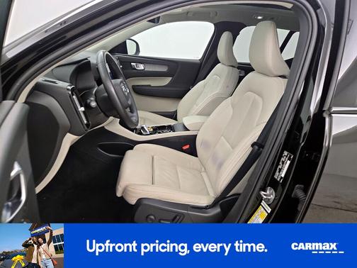 2023 Volvo XC40 B5 Plus Dark Theme