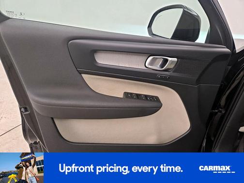 2023 Volvo XC40 B5 Plus Dark Theme