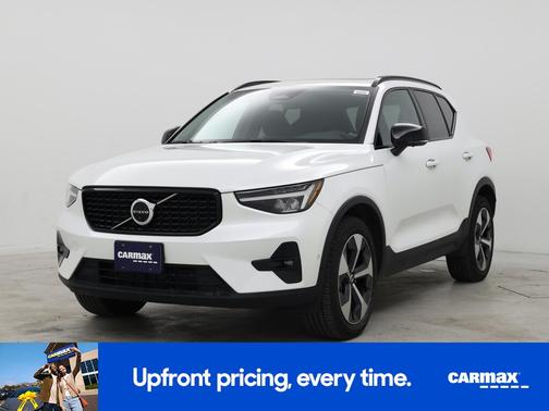 2023 Volvo XC40 B5 Plus Dark Theme