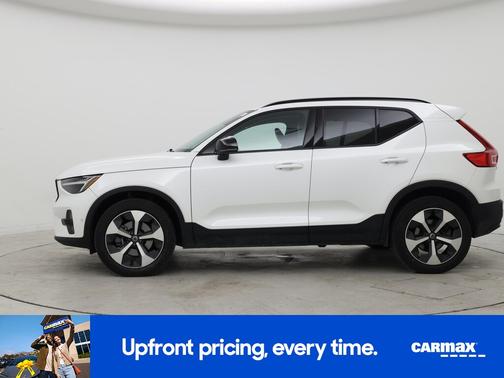 2023 Volvo XC40 B5 Plus Dark Theme