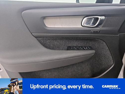 2023 Volvo XC40 B5 Plus Dark Theme