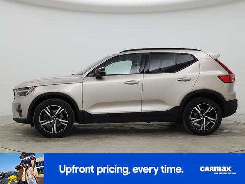2023 Volvo XC40 B5 Plus Dark Theme