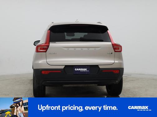 2023 Volvo XC40 B5 Plus Dark Theme