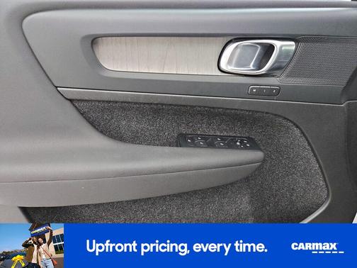 2023 Volvo XC40 B5 Plus Dark Theme