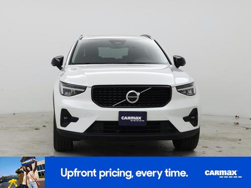 2023 Volvo XC40 B5 Plus Dark Theme