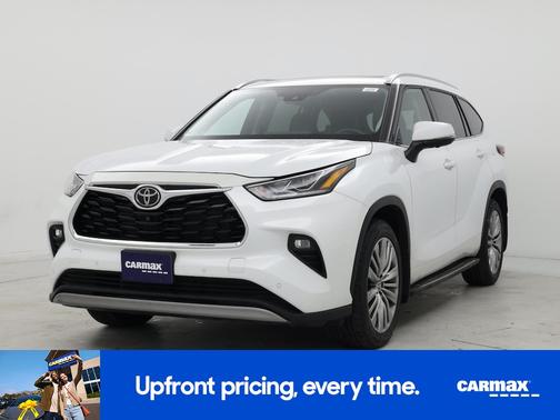 White 2023 Toyota Highlander Platinum