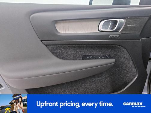 2023 Volvo XC40 B4 Ultimate Dark Theme