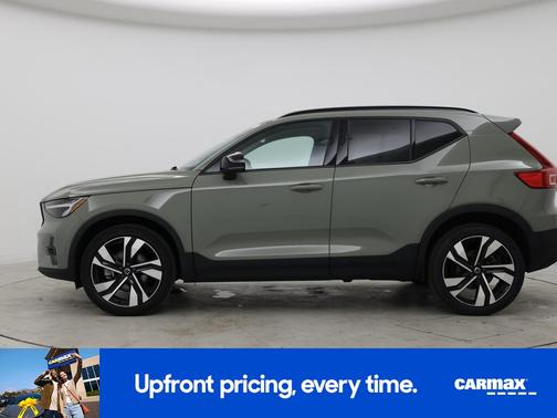 2023 Volvo XC40 B5 Plus Dark Theme
