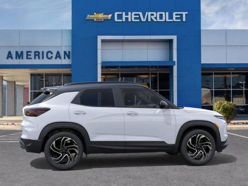 Iridescent Pearl Tricoat 2026 Chevrolet Trailblazer RS