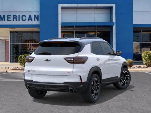 Iridescent Pearl Tricoat 2026 Chevrolet Trailblazer RS