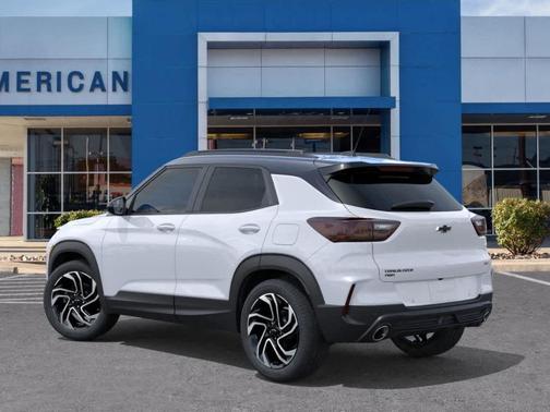 Iridescent Pearl Tricoat 2026 Chevrolet Trailblazer RS